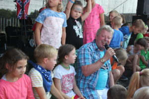 Volker Rosin singt mit Kindern