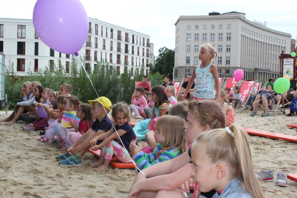 Warten vor der Bühne