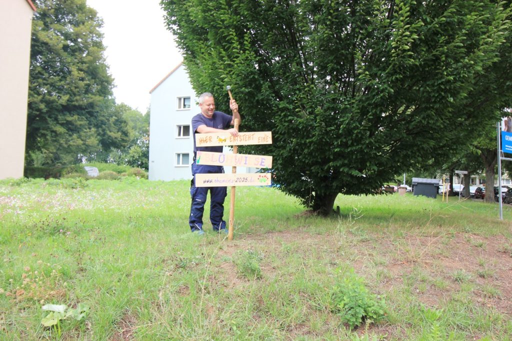 Hausmeister auf Blühwiese