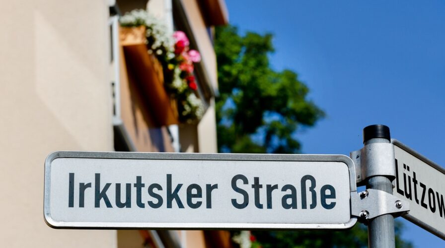ein Straßenschild der Irkutsker Straße