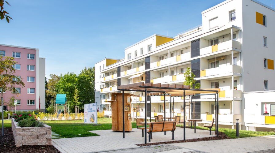 Pergola und Außenansicht der Wohnblöcke Irkutsker Straße 225 – 227 in Chemnitz Kappel