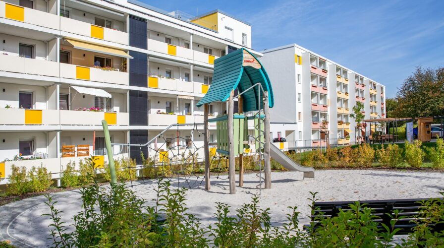 Ein Beispielbild für die 2023 frisch sanierten Wohnblöcke mit Wohnhof