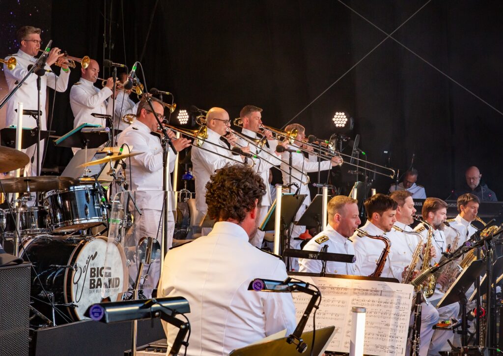 Die Bigband steht musizierend auf der Bühne