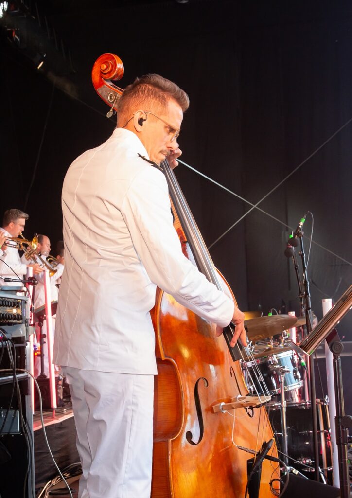 Musiker mit Kontrabass