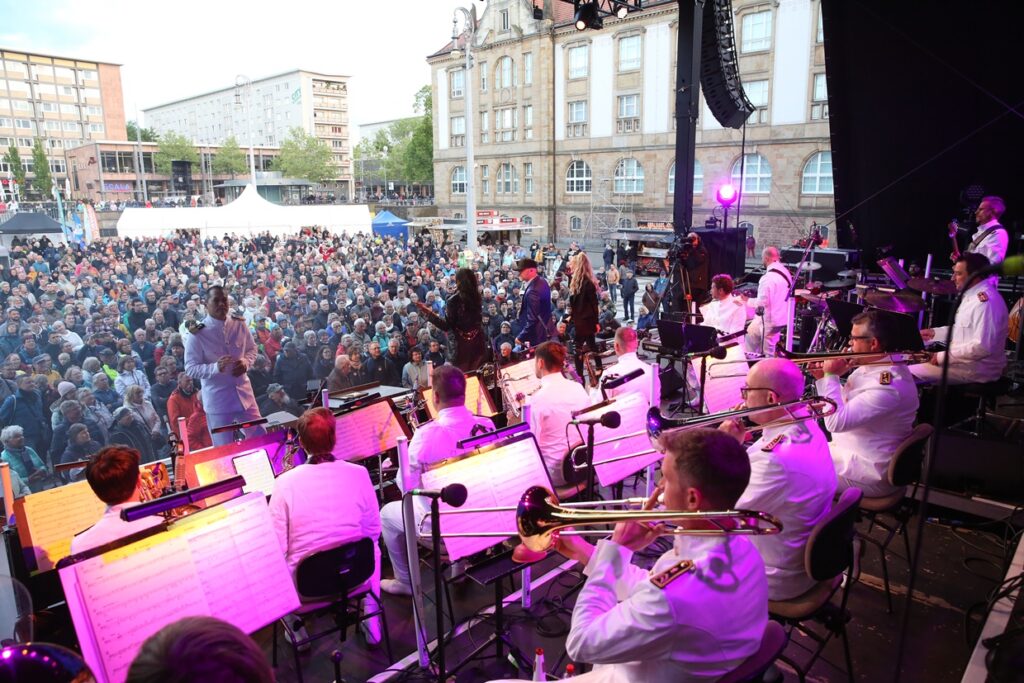 Tausende Besucher jubeln der Big Band zu