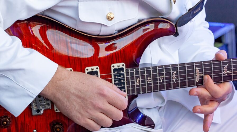 Gitarrenspieler der Big Band der Bundeswehr
