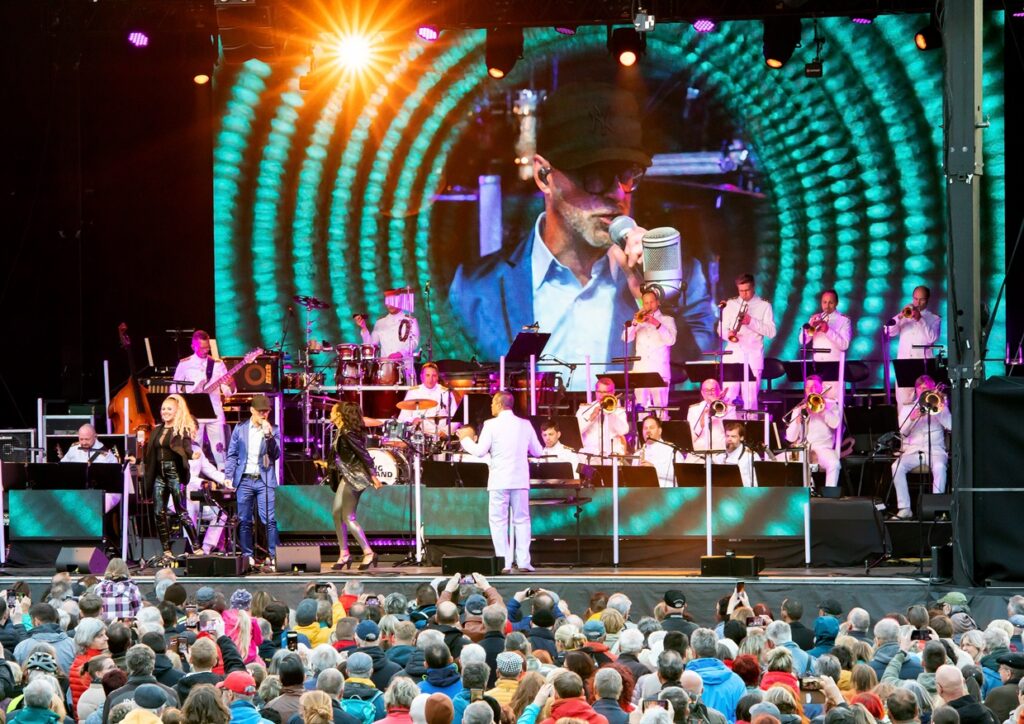 Die gesamte Mannschaft der Big Band der Bundeswehr